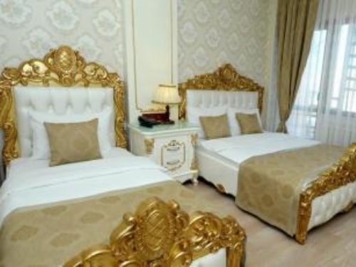 TR�PLE ROOM