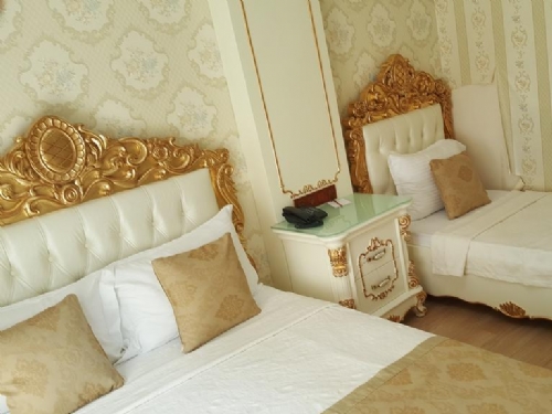 TW�N ROOM
